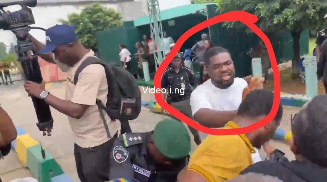 VIDEO.I.NG – Did Nigeria Police Steal Sowore Sungalsses  ?  See Video !