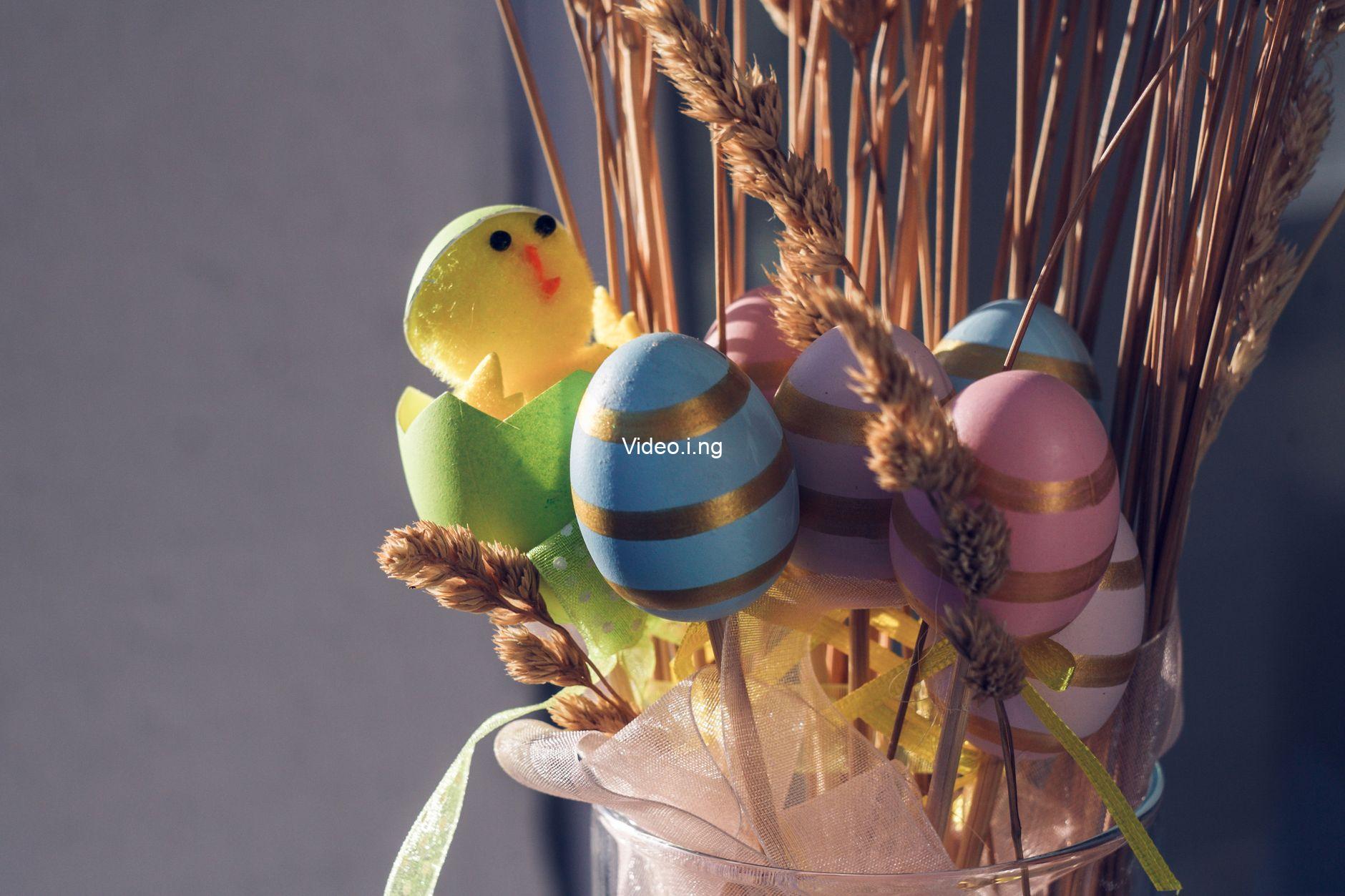 Director Pierre Coffin Breaks Down Minions & Monsters Classic Easter Eggs